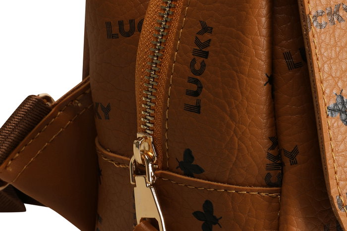 Lucky Bees Mochila 945 Mostaza, Elegante y Sofisticada de Polipiel, 23x8x33cm, 3 Bolsillos Interiores, Correa Ajustable 100cm